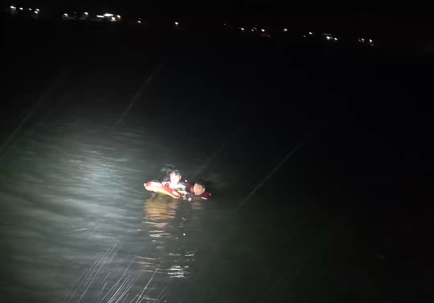 "가슴까지 물 차올라 고립"…야간 갯벌서 부표 잡고 버티던 50대 구조