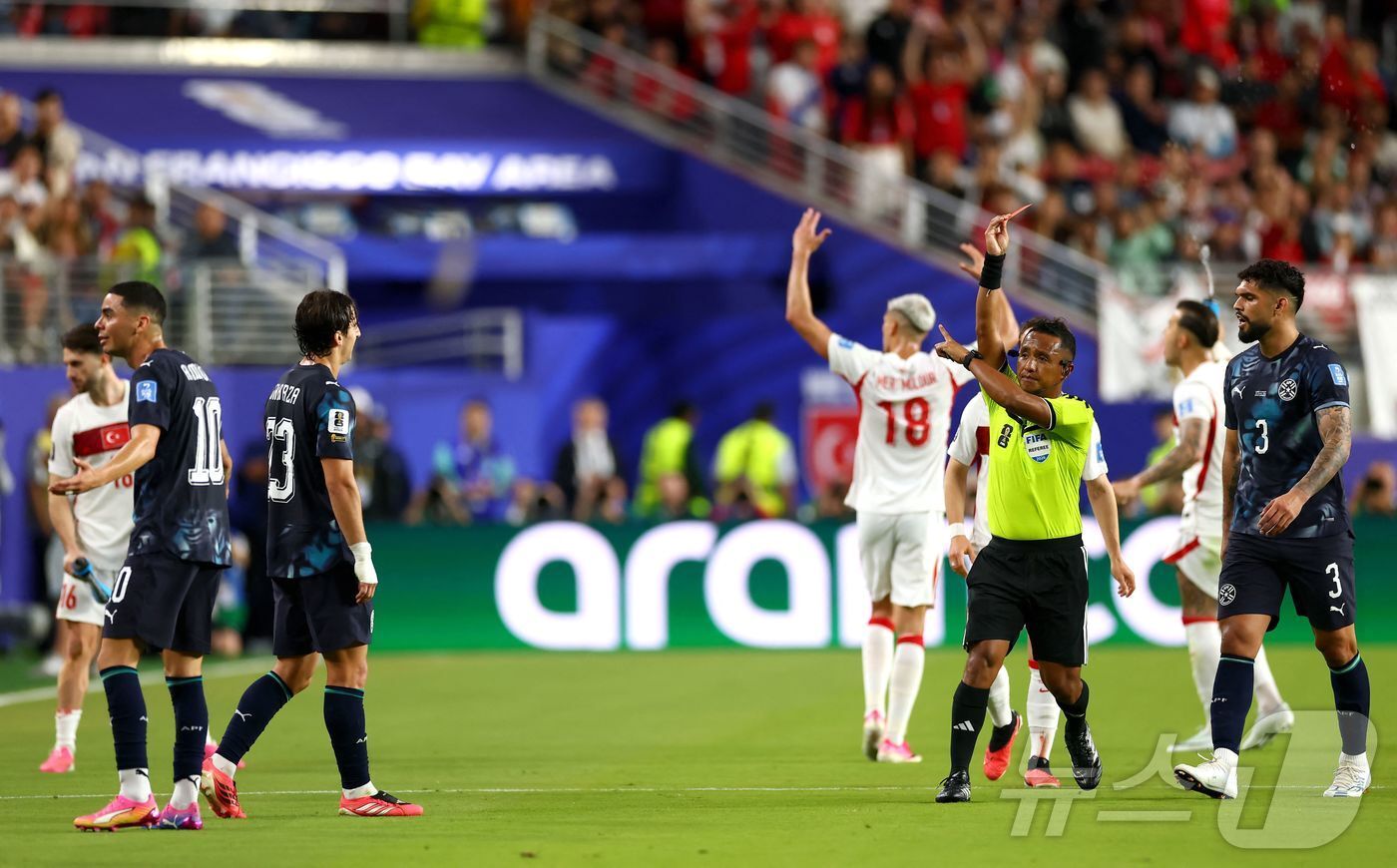 본문 이미지 - 파라과이 미겔 알미론(왼쪽)이 20일(한국시간) 열린 튀르키예와 2026 FIFA 북중미 월드컵 D조 조별리그 2차전에서 전반 추가시간 퇴장당했다. ⓒ AFP=뉴스1