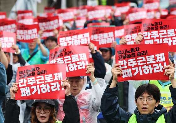 구호 외치는 택시 노동자들