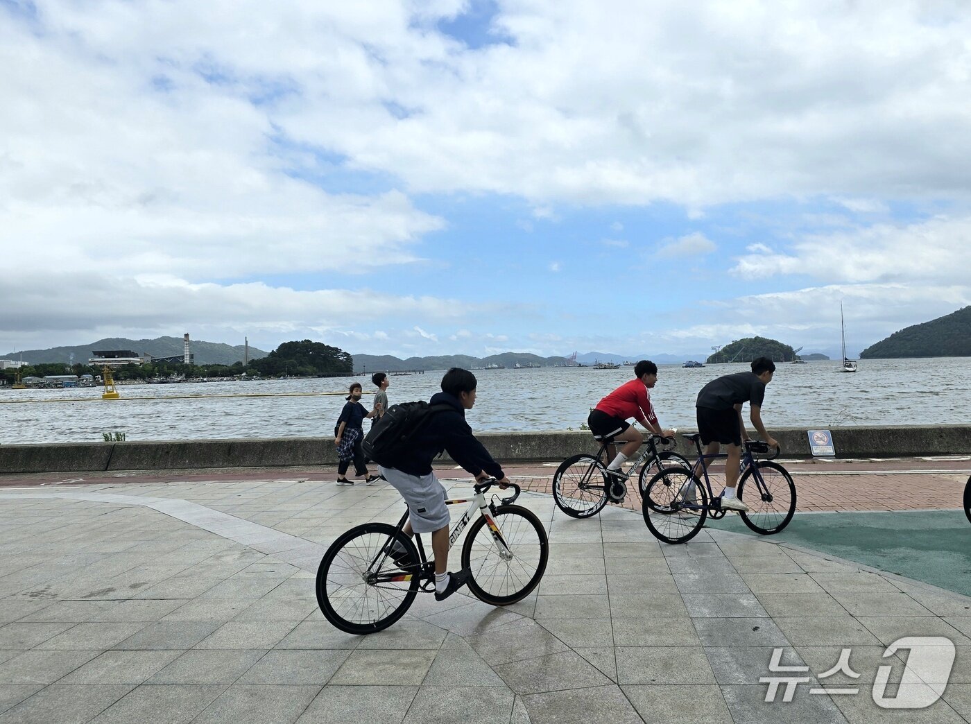 본문 이미지 - 20일 오후 경남 창원시 진해루에서 아이들이 자전거를 타고 있다. 2026.6.20ⓒ 뉴스1 이주현 기자