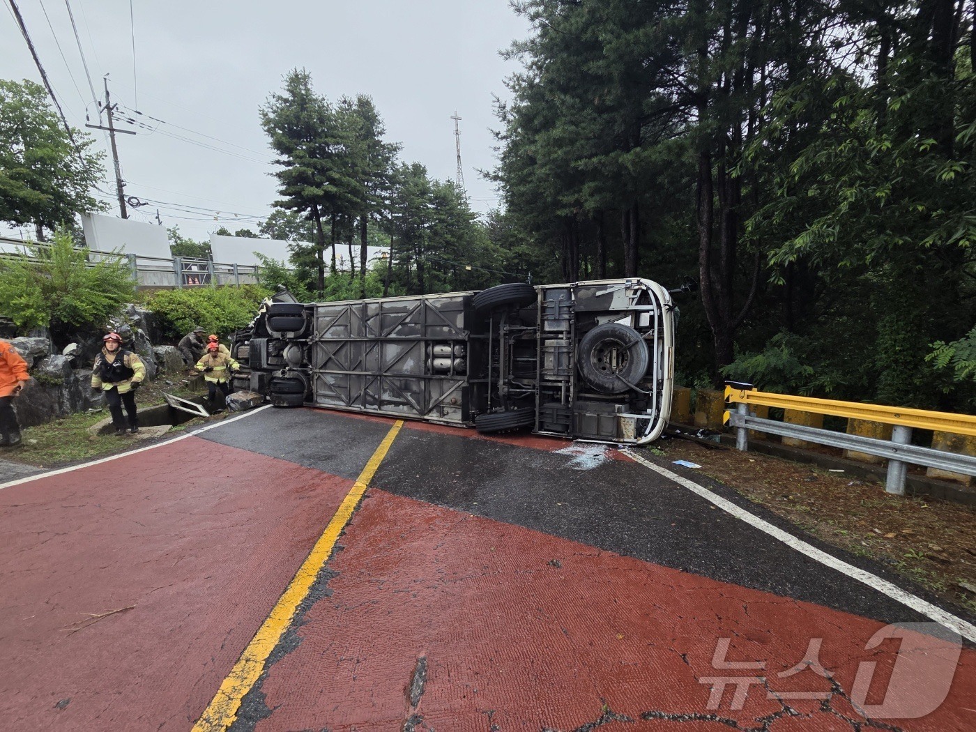 (서울=뉴스1) = 20일 오전 경기 파주시 장단면 도라전망대 주변 한 도로에서 관광객 20여명을 태운 버스가 전도됐다.이 사고로 외국인 등 부상을 입은 10여명이 병원으로 옮겨져 …