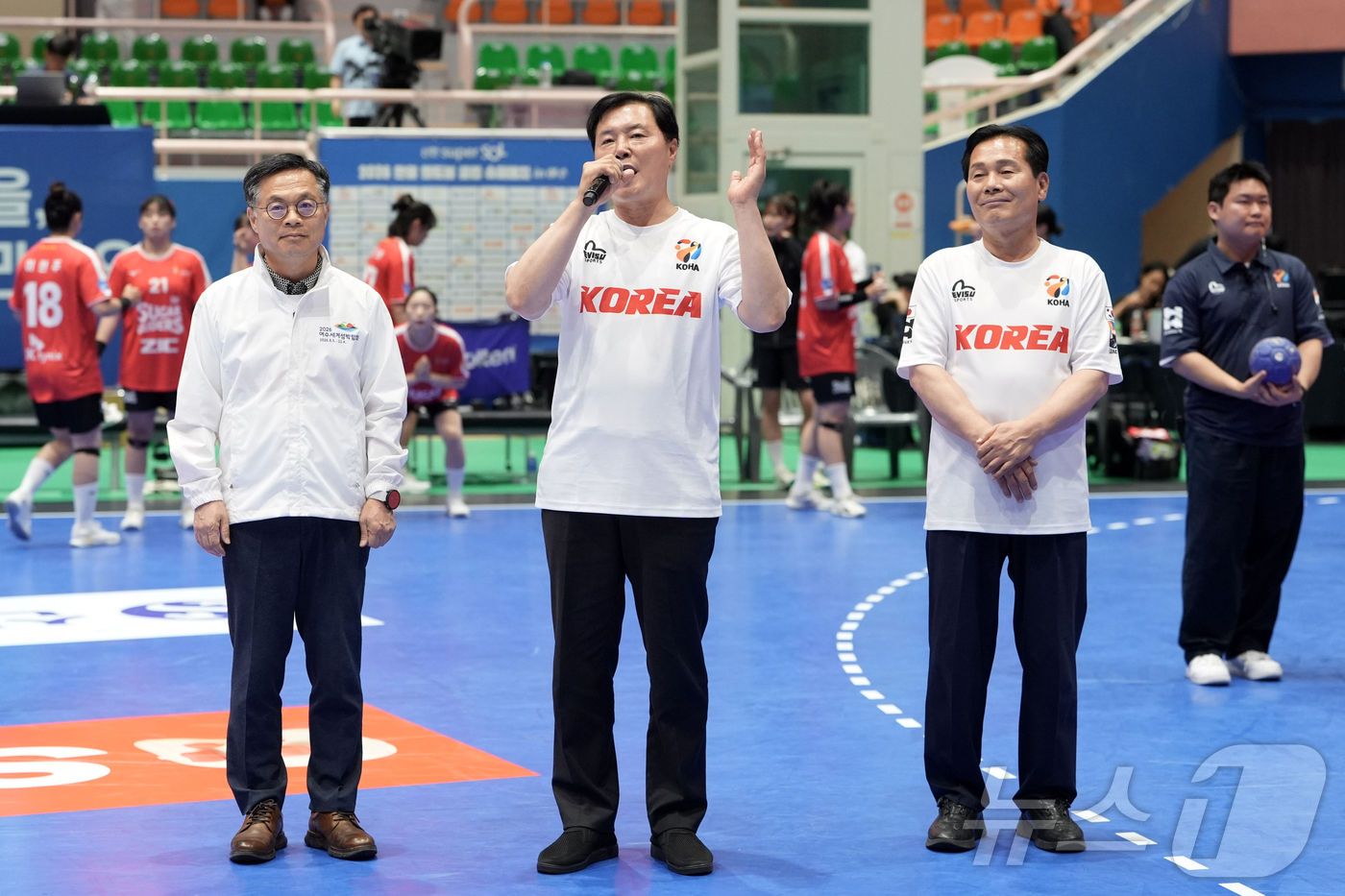(서울=뉴스1) 김진환 기자 = 20일 전라남도 여수시 진남체육관에서 열린 신한 super SOL 2026 한일 핸드볼 클럽 슈퍼매치 in 여수 여자부 경기를 앞두고 조계원 더불어 …