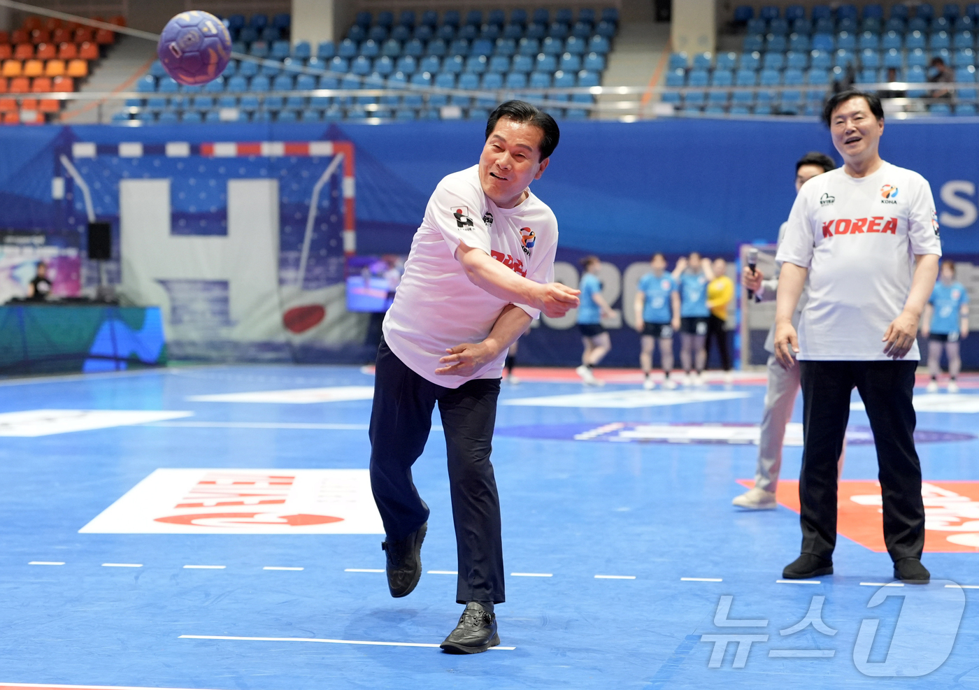 (서울=뉴스1) 김진환 기자 = 20일 전라남도 여수시 진남체육관에서 열린 신한 super SOL 2026 한일 핸드볼 클럽 슈퍼매치 in 여수 여자부 경기를 앞두고 주철현 더불어 …