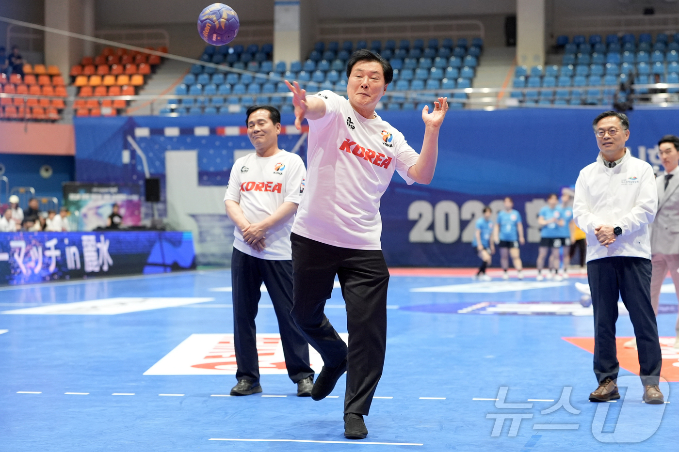 (서울=뉴스1) 김진환 기자 = 20일 전라남도 여수시 진남체육관에서 열린 신한 super SOL 2026 한일 핸드볼 클럽 슈퍼매치 in 여수 여자부 경기를 앞두고 조계원 더불어 …