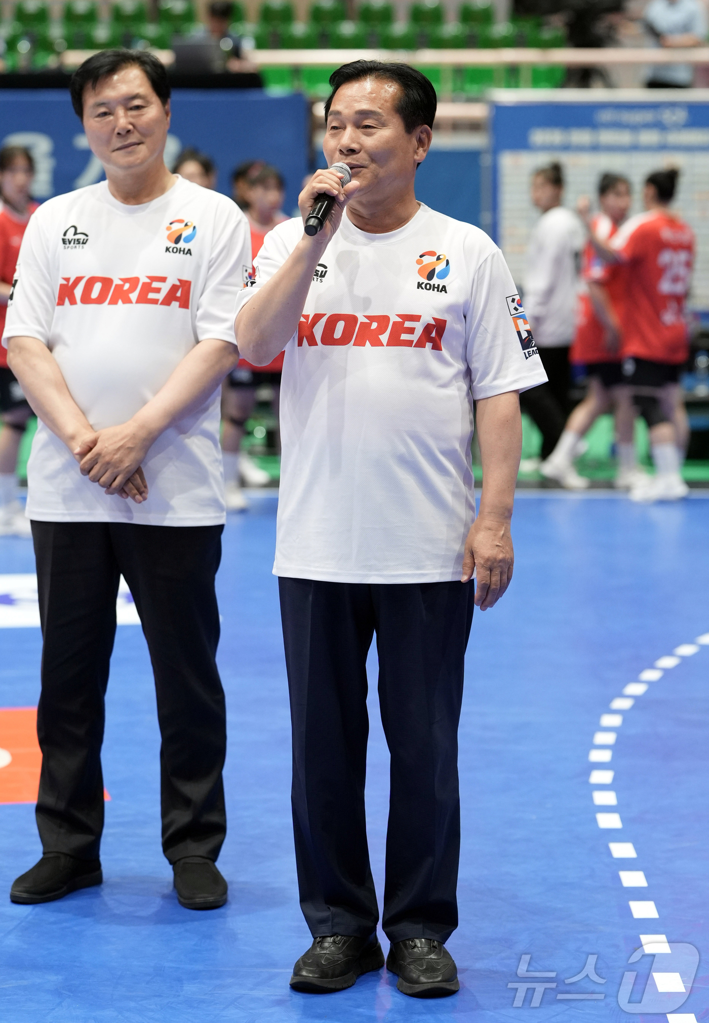 (서울=뉴스1) 김진환 기자 = 20일 전라남도 여수시 진남체육관에서 열린 신한 super SOL 2026 한일 핸드볼 클럽 슈퍼매치 in 여수 여자부 경기를 앞두고 주철현 더불어 …