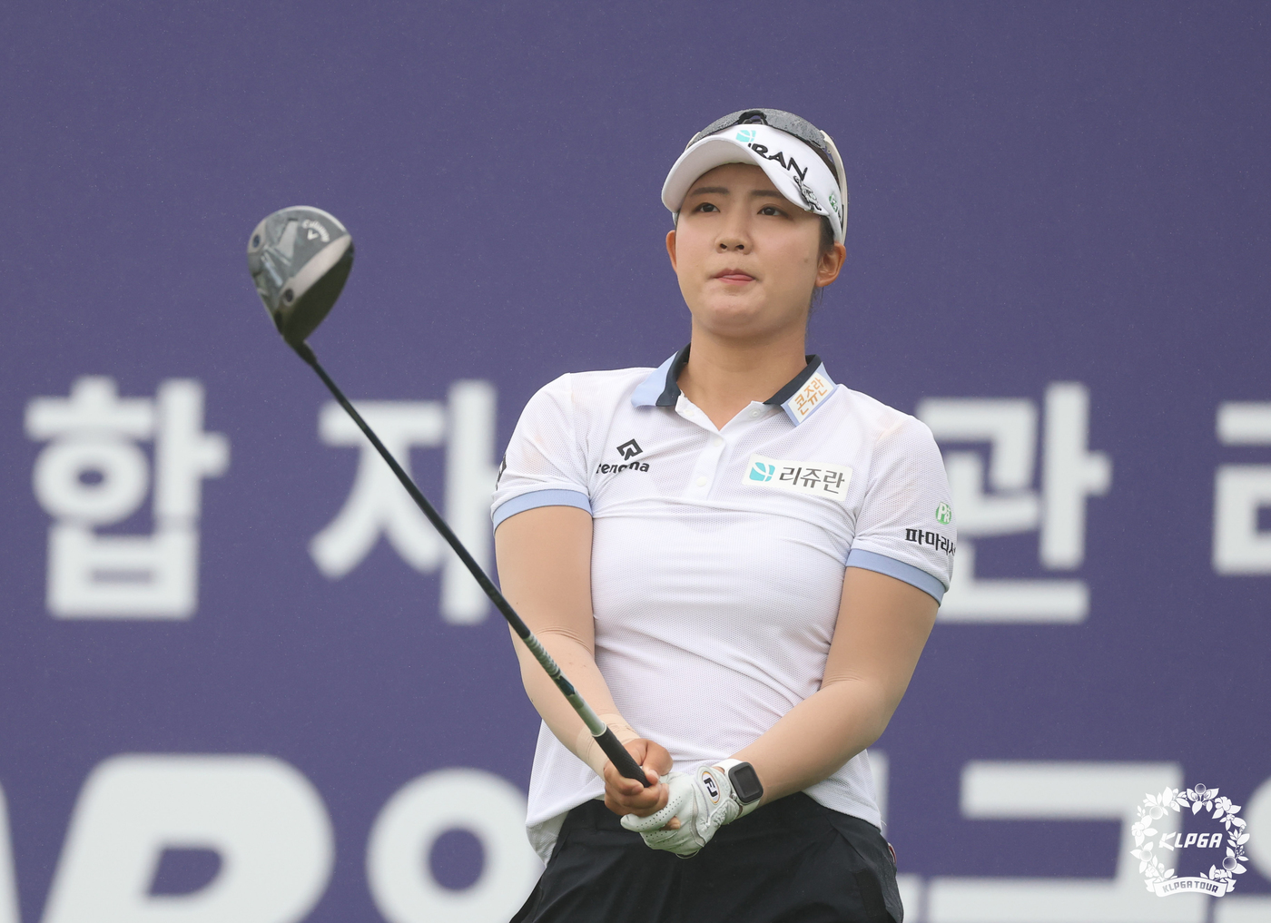 (서울=뉴스1) = 황유나가 20일 경기 안산 더헤븐 컨트리클럽에서 열린 한국여자프로골프(KLPGA) 투어 ‘인카금융 더헤븐 마스터즈’ 2라운드 2번홀에서 티샷을 확인하고 있다. …