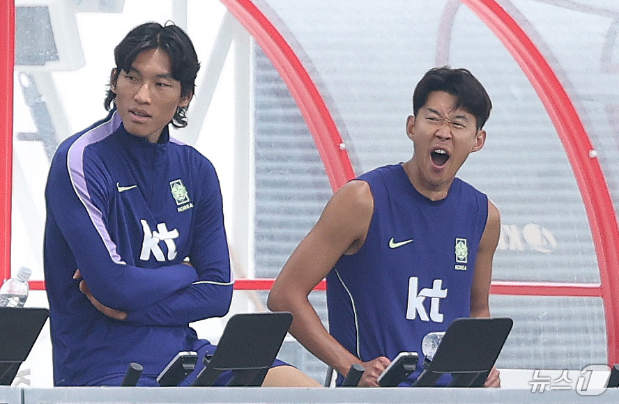 (과달라하라(멕시코)=뉴스1) 박지혜 기자 = 대한민국 축구국가대표팀 손흥민과 김승규가 19일(현지시간) 멕시코 과달라하라 인근 대한민국 축구대표팀의 베이스캠프 훈련장인 사포판 치 …