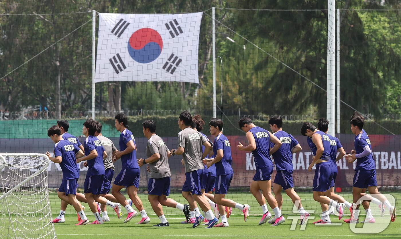 본문 이미지 - 대한민국 축구국가대표팀 선수들이 19일(현지시간) 멕시코 과달라하라 인근 대한민국 축구대표팀의 베이스캠프 훈련장인 사포판 치바스 바예 베르데에서 회복 훈련을 하고 있다. 2026.6.20 ⓒ 뉴스1 박지혜 기자