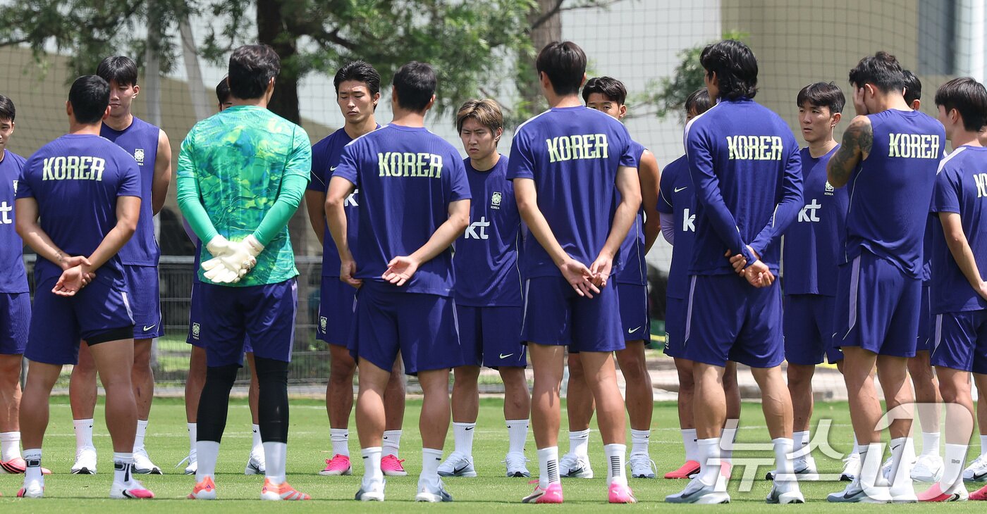 본문 이미지 - 대한민국 축구국가대표팀 이강인 등이 19일(현지시간) 멕시코 과달라하라 인근 대한민국 축구대표팀의 베이스캠프 훈련장인 사포판 치바스 바예 베르데에서 회복훈련에 앞서 홍명보 감독의 발언을 경청하고 있다. 2026.6.20 ⓒ 뉴스1 박지혜 기자
