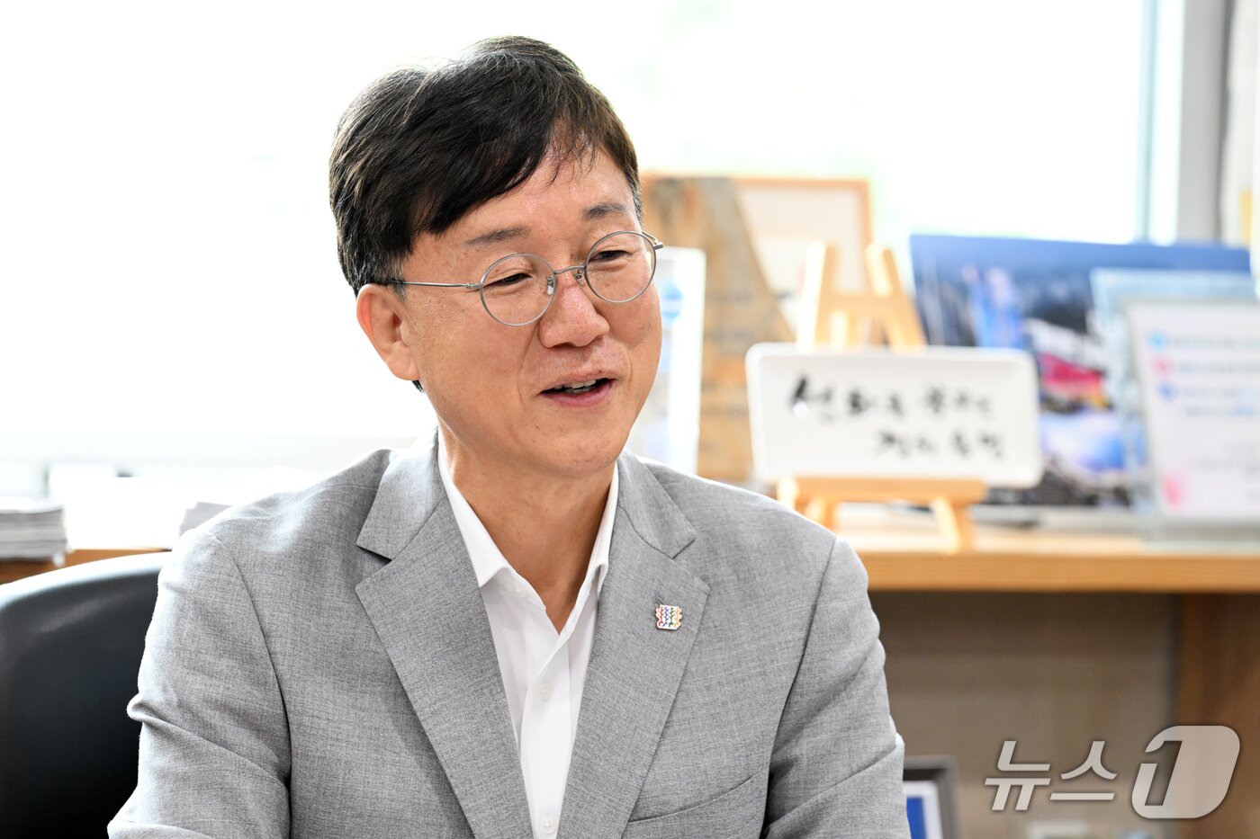 본문 이미지 - 이민근 안산시장이 취재진과 인터뷰를 나누는 모습.(안산시 제공)