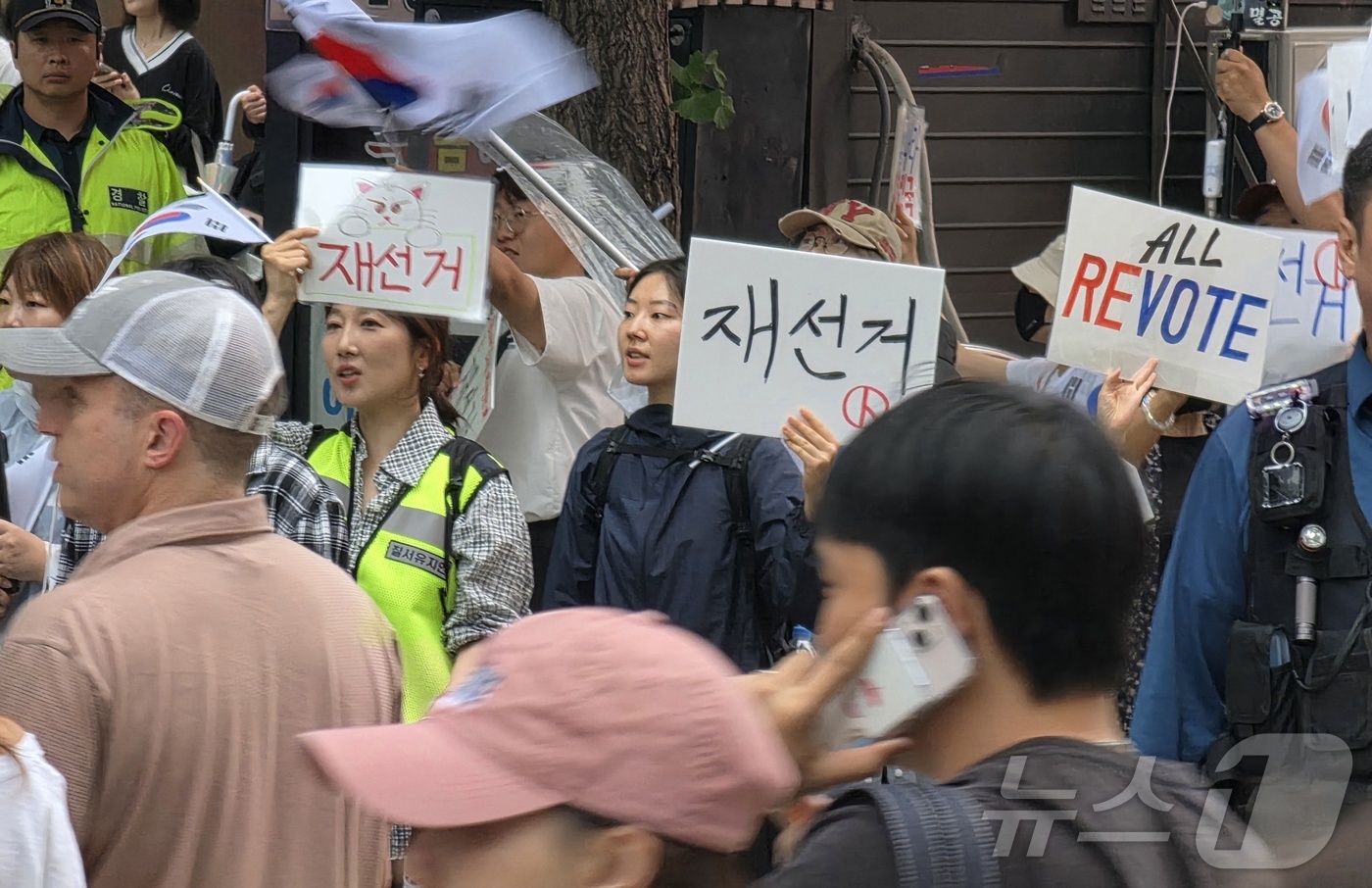 (서울=뉴스1) 황덕현 기후환경전문기자 = 20일 오후 서울 마포구 지하철 2호선 홍대입구역 인근에서 보수 성향의 청년단체 'BOSS 홍대' 등이 참정권 침해 집회 뒤 가두행진을 …