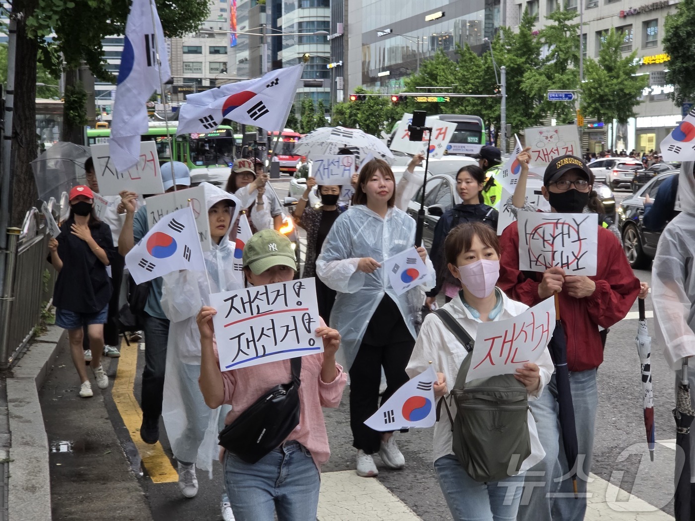(서울=뉴스1) 황덕현 기후환경전문기자 = 20일 오후 서울 마포구 지하철 2호선 홍대입구역 인근에서 보수 성향의 청년단체 'BOSS 홍대' 등이 참정권 침해 집회 뒤 가두행진을 …