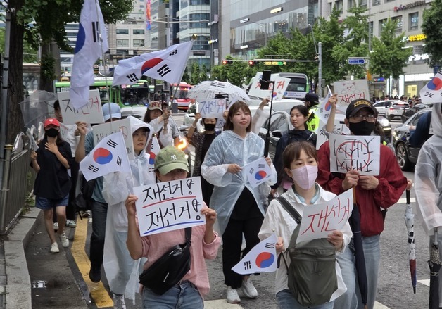 홍대입구에서 '재선거' 주장