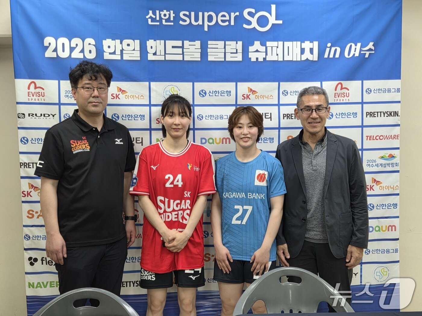 본문 이미지 - 신한 super SOL 2026 한일 핸드볼 클럽 슈퍼매치 in 여수 경기 후 단체사진을 찍은 선수들(한국핸드볼연맹 제공)  