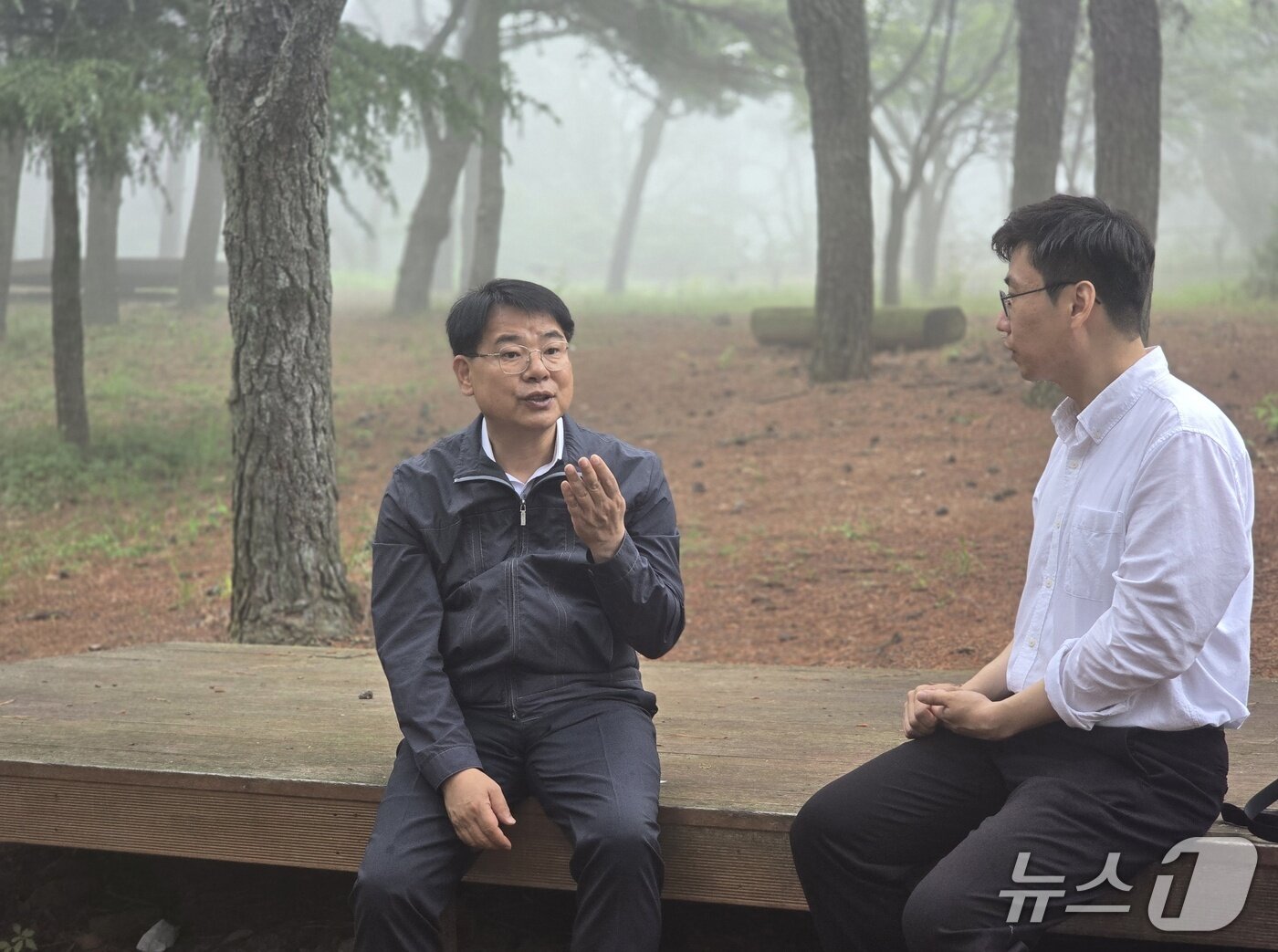 본문 이미지 - 윤일현 금정구청장이19일 금정산성 동문 일원에서 뉴스1과 인터뷰를 하고 있다.2026.6.19ⓒ 뉴스1 이주현 기자