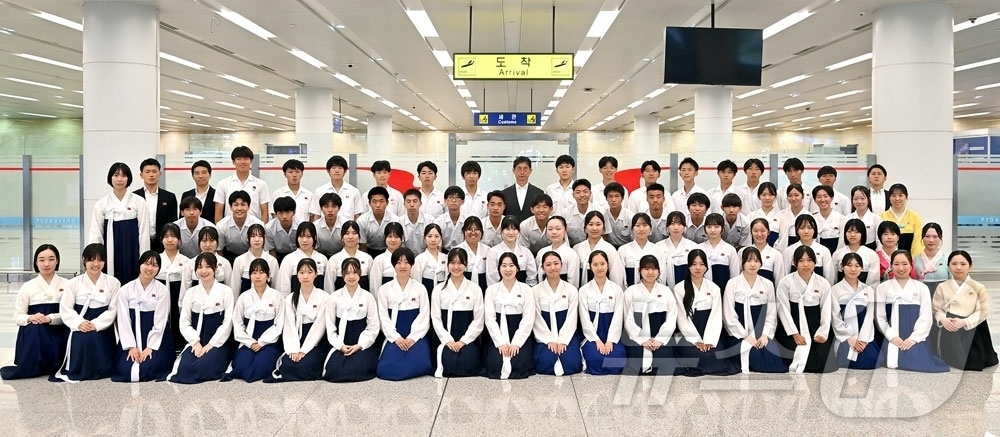 (평양 노동신문=뉴스1) = 북한 노동당 기관지 노동신문은 21일 재일조선고급학교 학생조국방문단이 20일 평양에 도착했다고 보도했다. [국내에서만 사용가능. 재배포 금지. DB 금 …