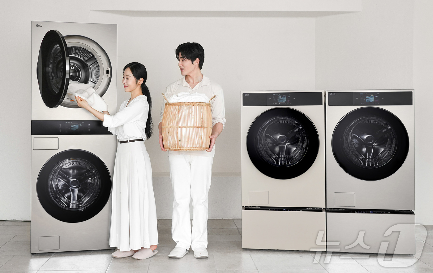 (서울=뉴스1) = LG전자가 이달 중 국내 최대 용량을 갖춘 ‘LG 트롬 AI 오브제컬렉션 워시타워’와 ‘LG 트롬 AI 오브제컬렉션 워시콤보’ 신제품을 출시한다. 모델이 세탁과 …