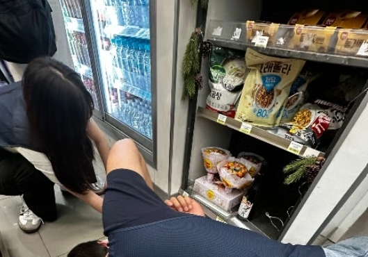 "진열대까지 뜯어 이어폰 찾아줬어"…일본인 감동시킨 공항 편의점 직원