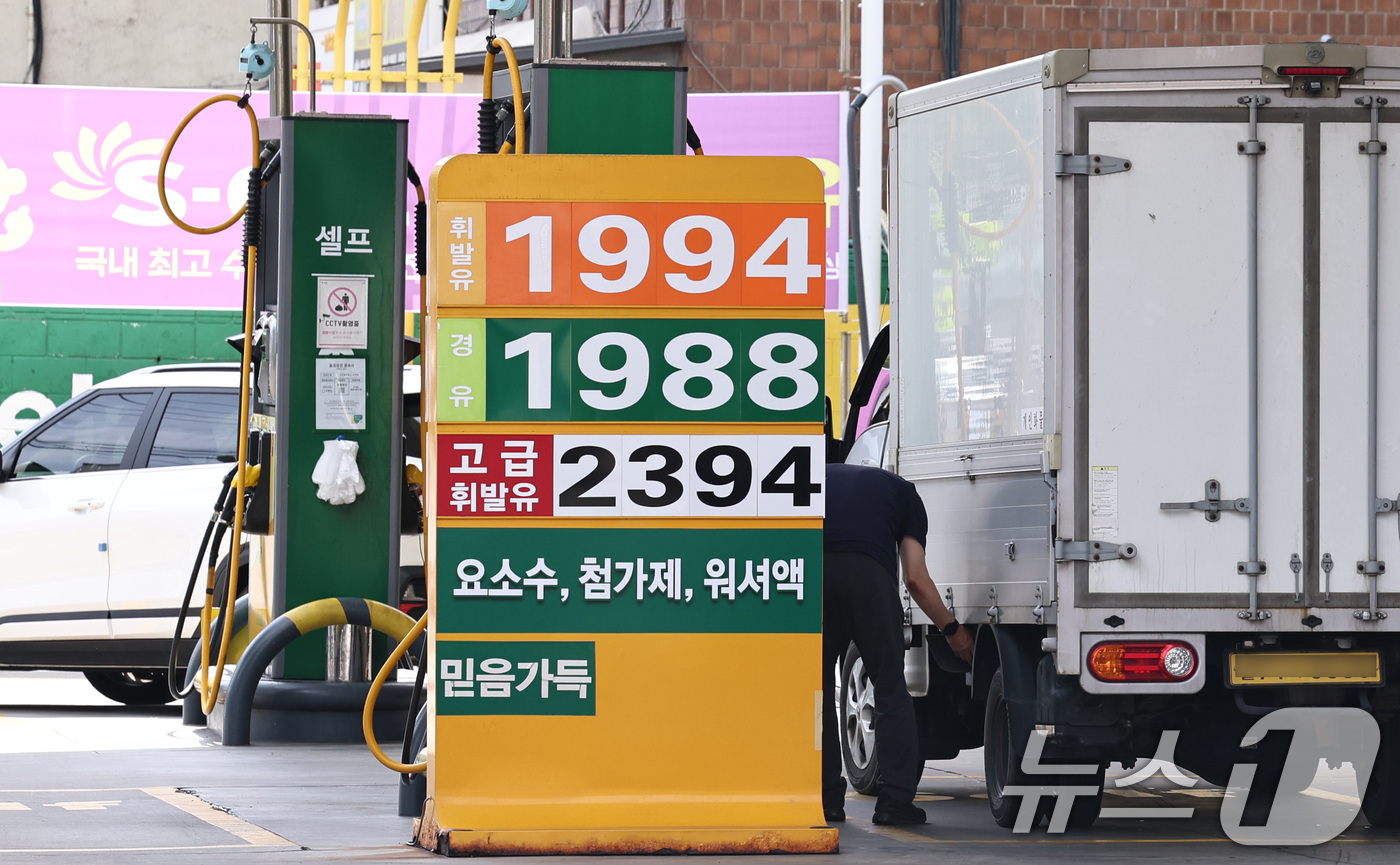 (서울=뉴스1) 구윤성 기자 = 21일 서울 시내의 한 주유소에 기름값이 표시돼 있다.이날 한국석유공사 유가정보시스템 오피넷에 따르면 싱가포르 현물시장의 두바이유 가격은 지난 5월 …