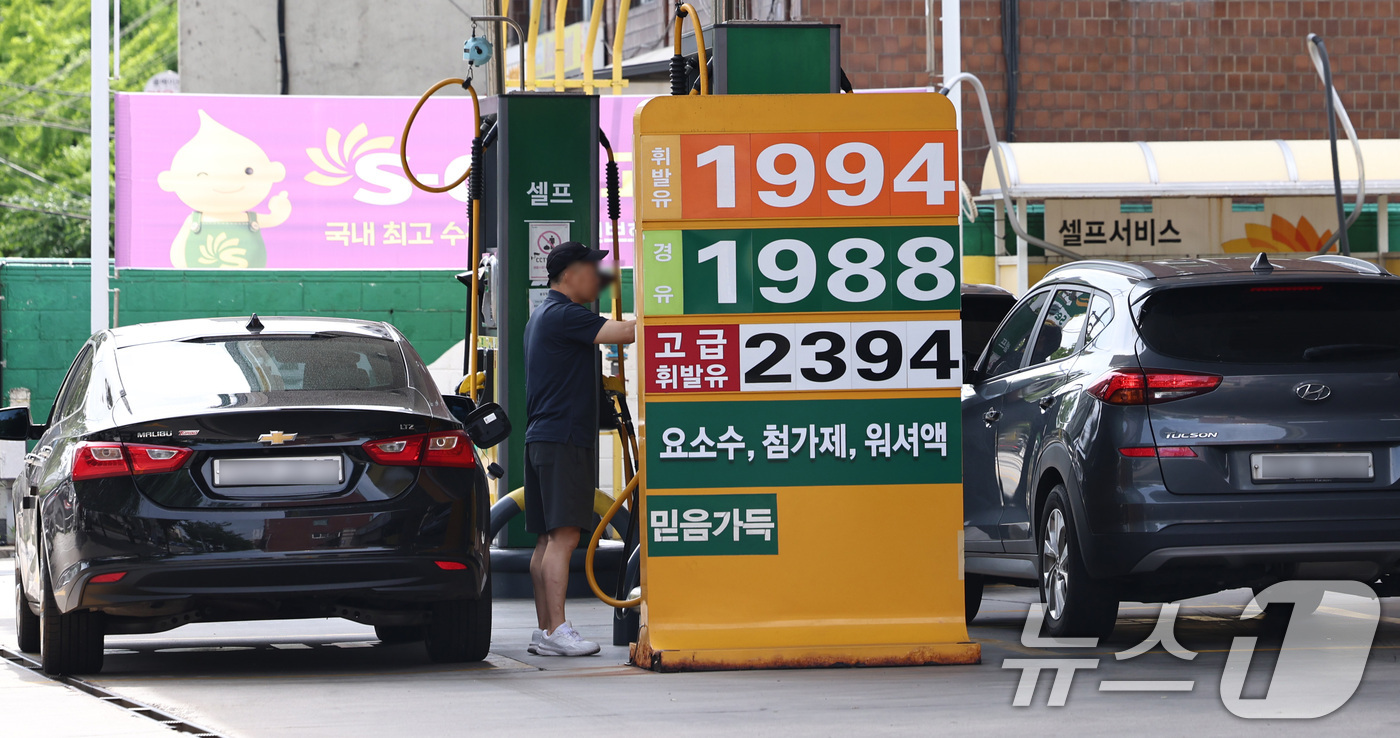 (서울=뉴스1) 구윤성 기자 = 21일 서울 시내의 한 주유소에 기름값이 표시돼 있다.이날 한국석유공사 유가정보시스템 오피넷에 따르면 싱가포르 현물시장의 두바이유 가격은 지난 5월 …