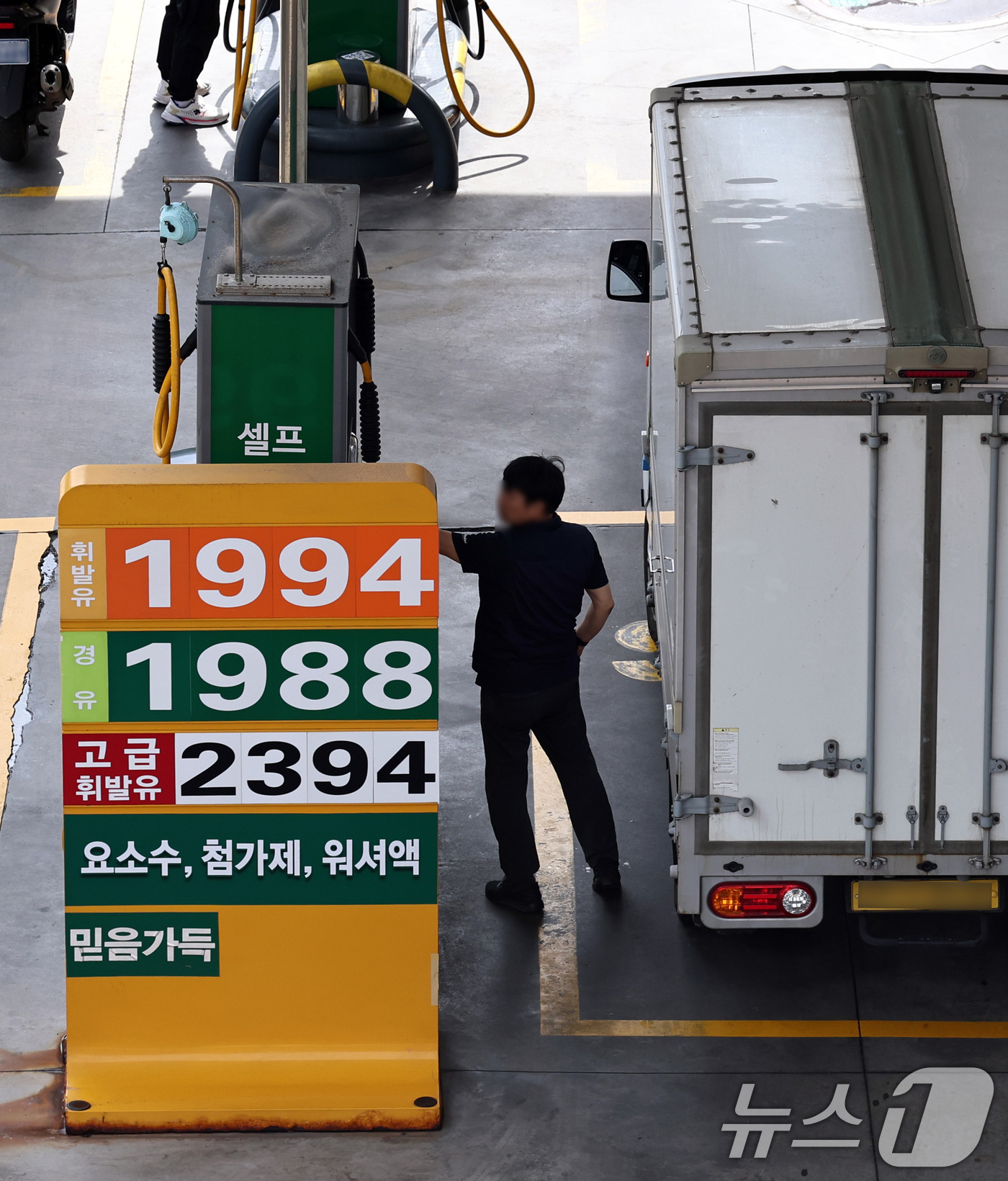 (서울=뉴스1) 구윤성 기자 = 21일 서울 시내의 한 주유소에 기름값이 표시돼 있다.이날 한국석유공사 유가정보시스템 오피넷에 따르면 싱가포르 현물시장의 두바이유 가격은 지난 5월 …