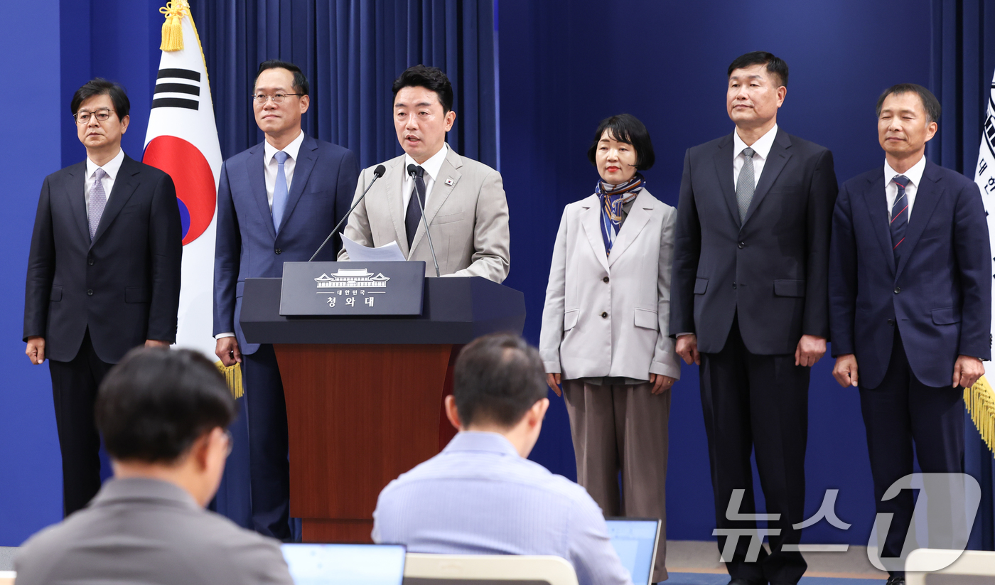 (서울=뉴스1) 허경 기자 = 강훈식 대통령비서실장이 21일 청와대 춘추관에서 수석비서관급 인선 발표를 하고 있다. 이재명 대통령은 이날 홍보소통수석비서관에 성기홍 전 연합뉴스 대 …