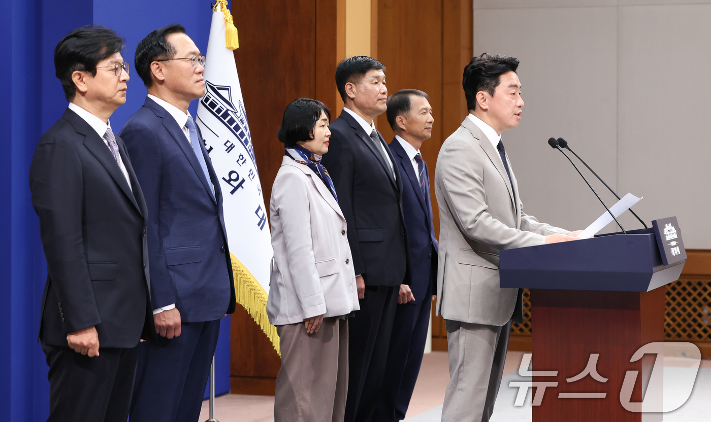 (서울=뉴스1) 허경 기자 = 강훈식 대통령비서실장이 21일 청와대 춘추관에서 수석비서관급 인선 발표를 하고 있다. 이재명 대통령은 이날 홍보소통수석비서관에 성기홍 전 연합뉴스 대 …