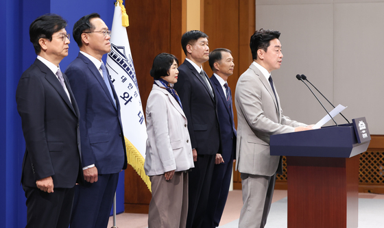 李대통령, 홍보수석 성기홍·민정수석 한찬식·사회수석 김경자 임명
