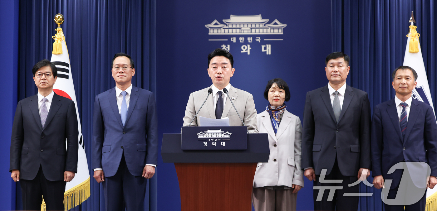 (서울=뉴스1) 허경 기자 = 강훈식 대통령비서실장이 21일 청와대 춘추관에서 수석비서관급 인선 발표를 하고 있다. 이재명 대통령은 이날 홍보소통수석비서관에 성기홍 전 연합뉴스 대 …