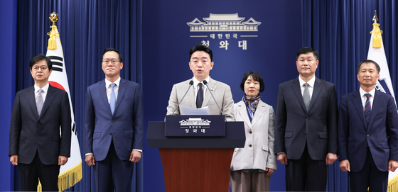 李대통령, 홍보수석 성기홍·민정수석 한찬식·사회수석 김경자 임명