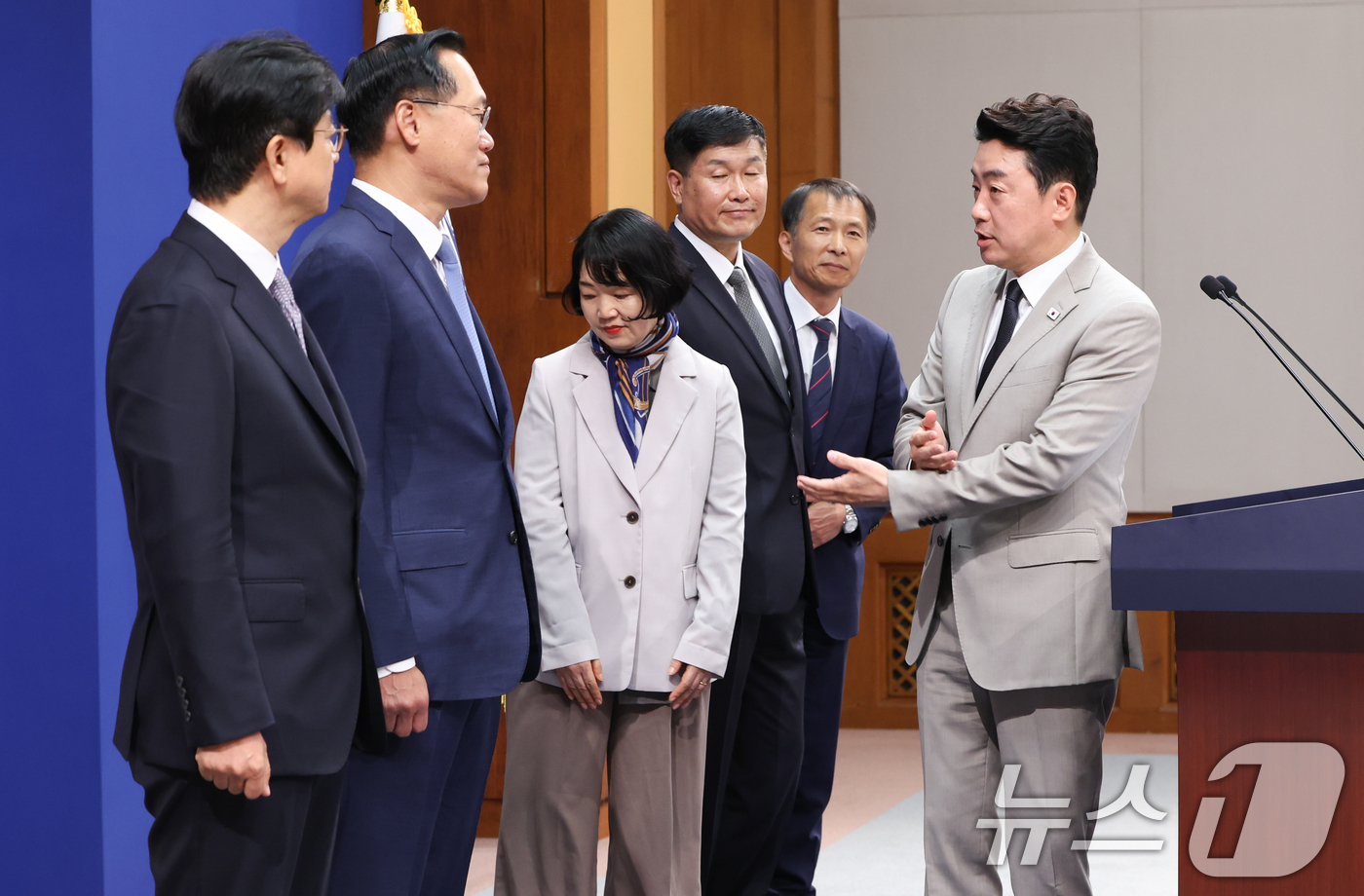 (서울=뉴스1) 허경 기자 = 강훈식 대통령비서실장이 21일 청와대 춘추관에서 수석비서관급 인선 발표를 마친 뒤 임명자들과 대화하고 있다. 이재명 대통령은 이날 홍보소통수석비서관에 …