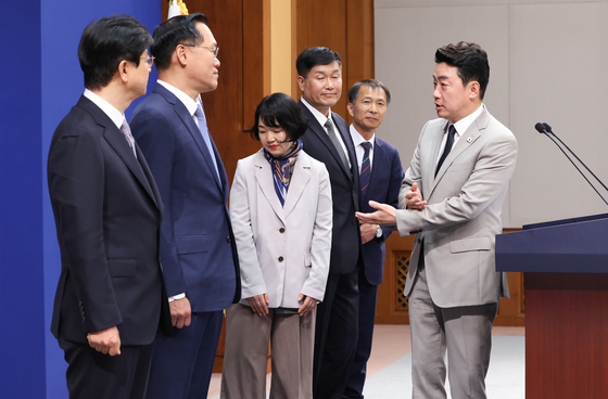 신임 수석비서관들과 대화하는 강훈식 비서실장