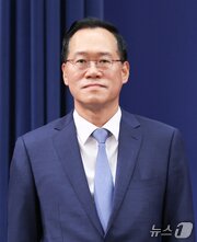 본문 이미지 - 이재명 대통령은 21일 민정수석비서관에 한찬식 김앤장법률사무소 변호사를 임명했다. 사진은 이날 인선 발표 브리핑에서 참석한 한찬식 민정수석비서관. 2026.6.21 ⓒ 뉴스1 허경 기자
