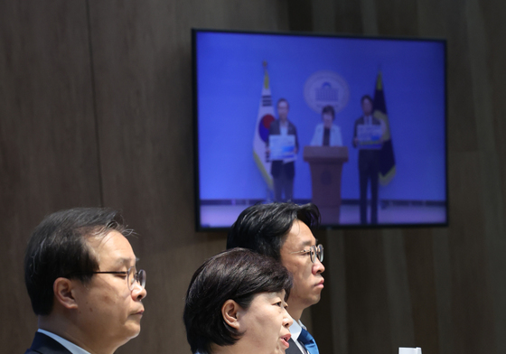 이화영 전 부지사 1심 판결 관련 기자회견하는 더불어민주당