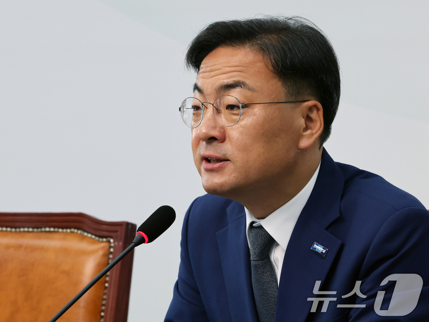 (서울=뉴스1) 황기선 기자 = 신장식 조국혁신당 당대표 권한대행이 21일 오전 서울 여의도 국회에서 열린 기자간담회에서 모두발언을 하고 있다.  2026.6.21/뉴스1
