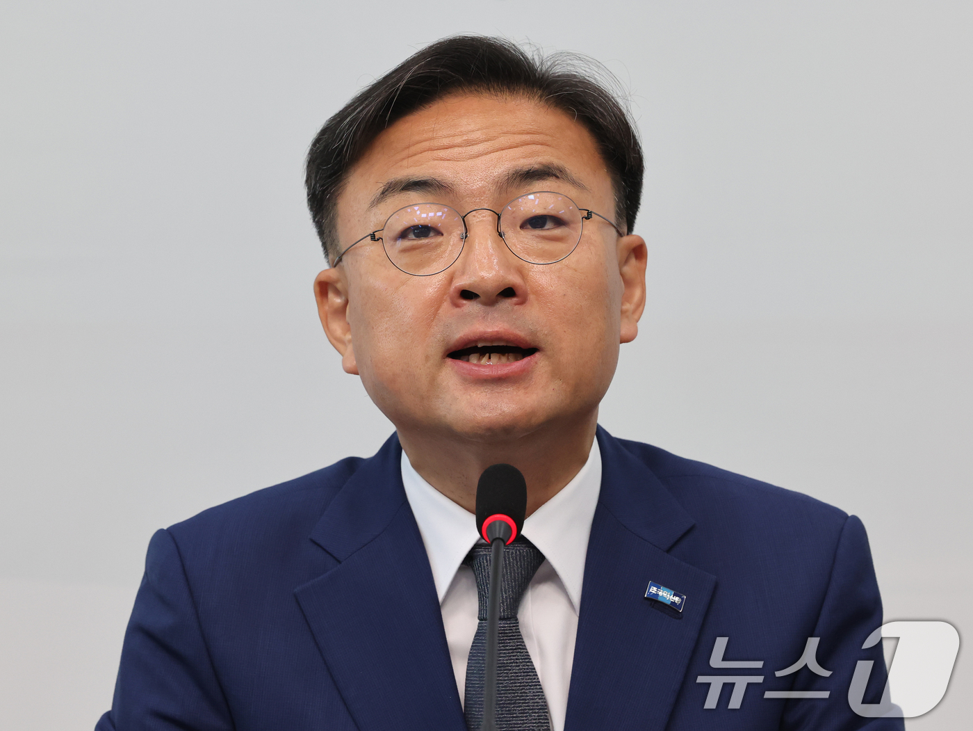 (서울=뉴스1) 황기선 기자 = 신장식 조국혁신당 당대표 권한대행이 21일 오전 서울 여의도 국회에서 열린 기자간담회에서 모두발언을 하고 있다.  2026.6.21/뉴스1