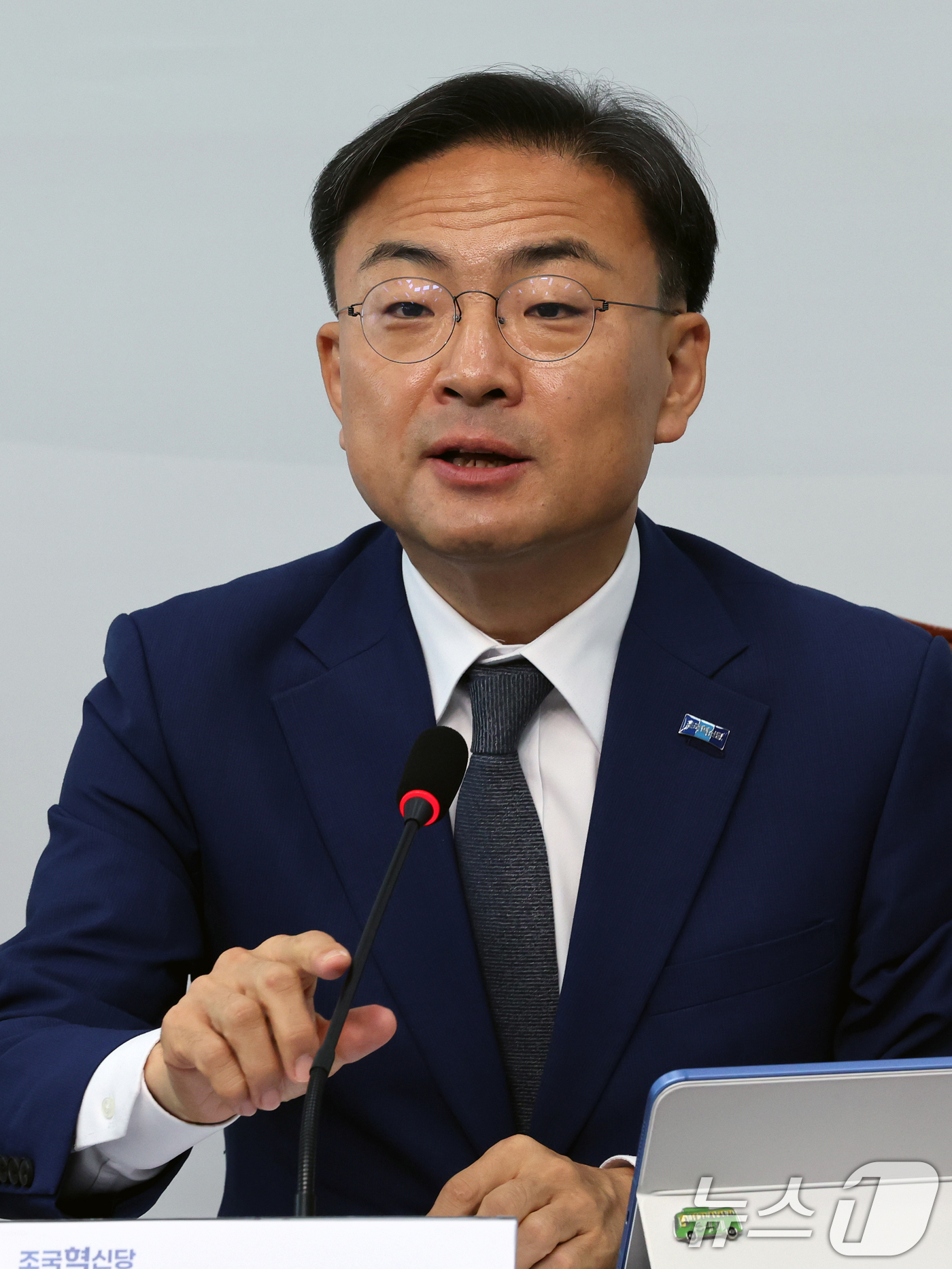 (서울=뉴스1) 황기선 기자 = 신장식 조국혁신당 당대표 권한대행이 21일 오전 서울 여의도 국회에서 열린 기자간담회에서 모두발언을 하고 있다.  2026.6.21/뉴스1