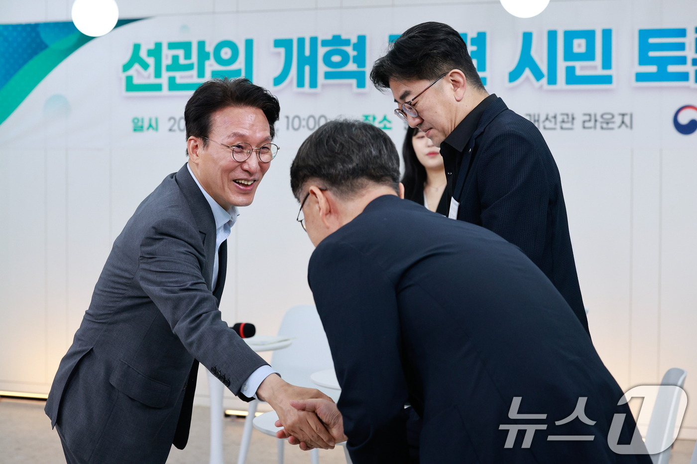 (서울=뉴스1) 안은나 기자 = 김민석 국무총리가 21일 서울 송파구 한국체육대학교에서 열린 선관위 개혁 관련 시민 토론회에서 참석자들과 인사를 나누고 있다. 2026.6.21/뉴 …
