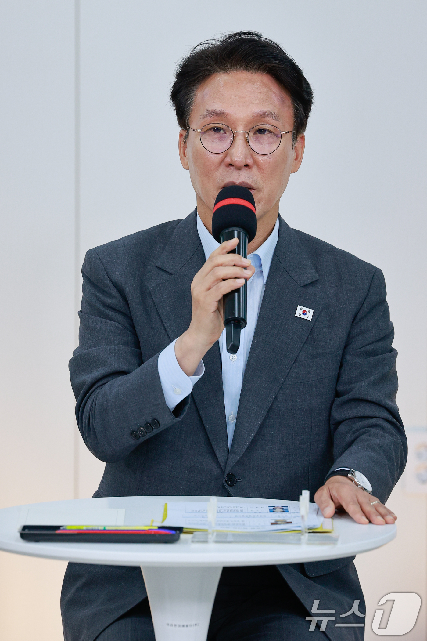 (서울=뉴스1) 안은나 기자 = 김민석 국무총리가 21일 서울 송파구 한국체육대학교에서 열린 선관위 개혁 관련 시민 토론회에 참석해 모두 발언을 하고 있다. 2026.6.21/뉴스 …