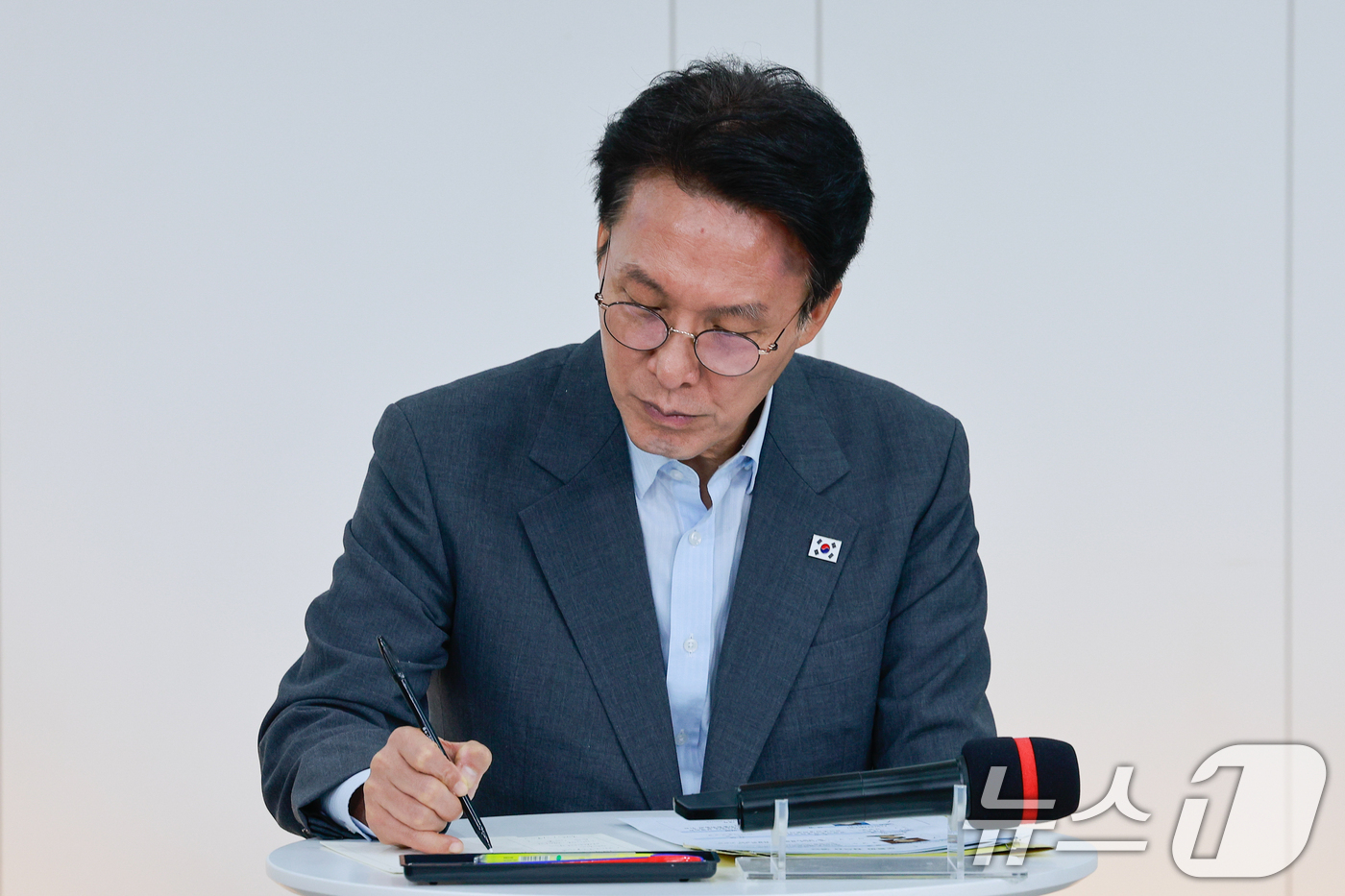 (서울=뉴스1) 안은나 기자 = 김민석 국무총리가 21일 서울 송파구 한국체육대학교에서 열린 선관위 개혁 관련 시민 토론회에서 참석자 발언을 메모하고 있다. 2026.6.21/뉴스 …