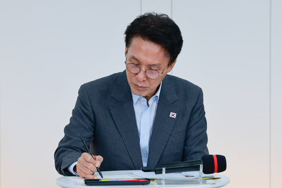 선관위 개혁 토론 메모하는 김민석 총리