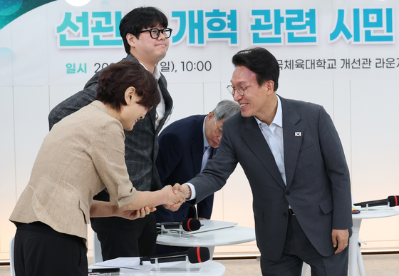 참석자들과 악수하는 김민석 총리