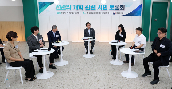 선관위 개혁 토론회, 대화하는 김민석 총리