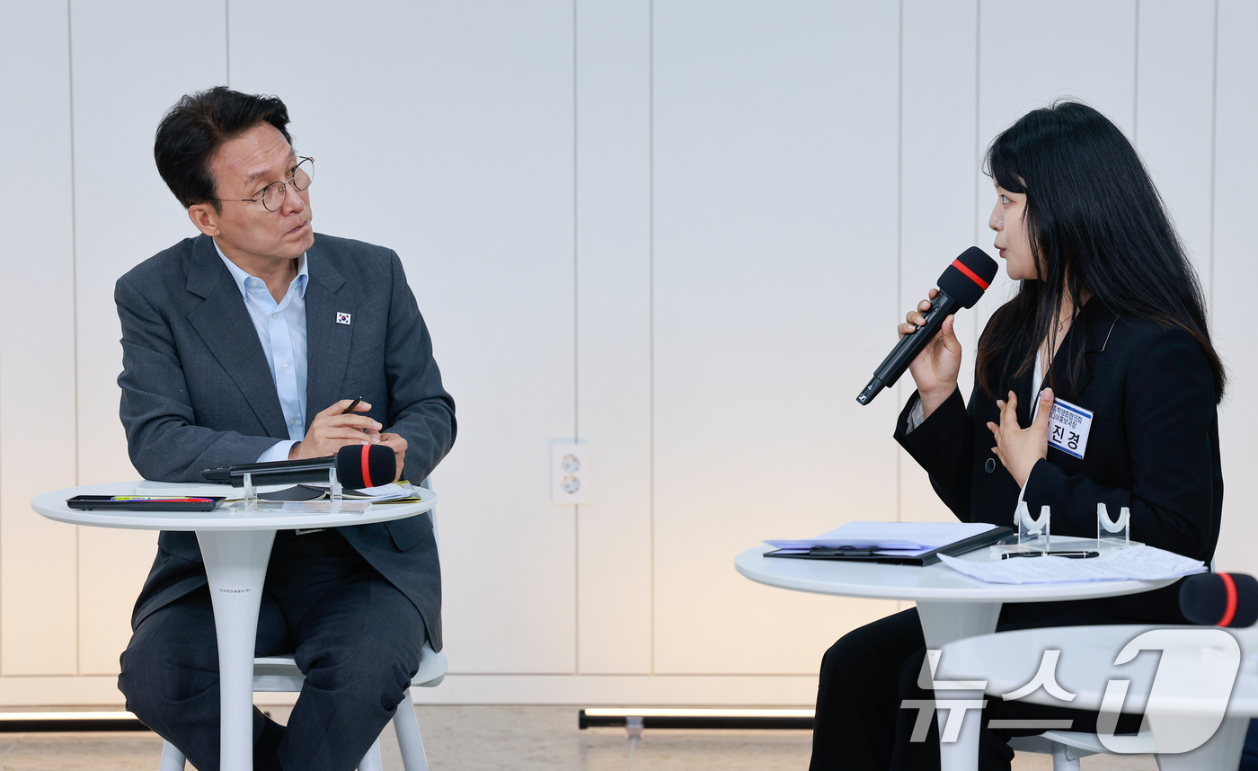 (서울=뉴스1) 안은나 기자 = 김민석 국무총리가 21일 서울 송파구 한국체육대학교에서 열린 선관위 개혁 관련 시민 토론회에 참석해 김진경 전국총학생회협의회 미디어홍보국장의 질문을 …