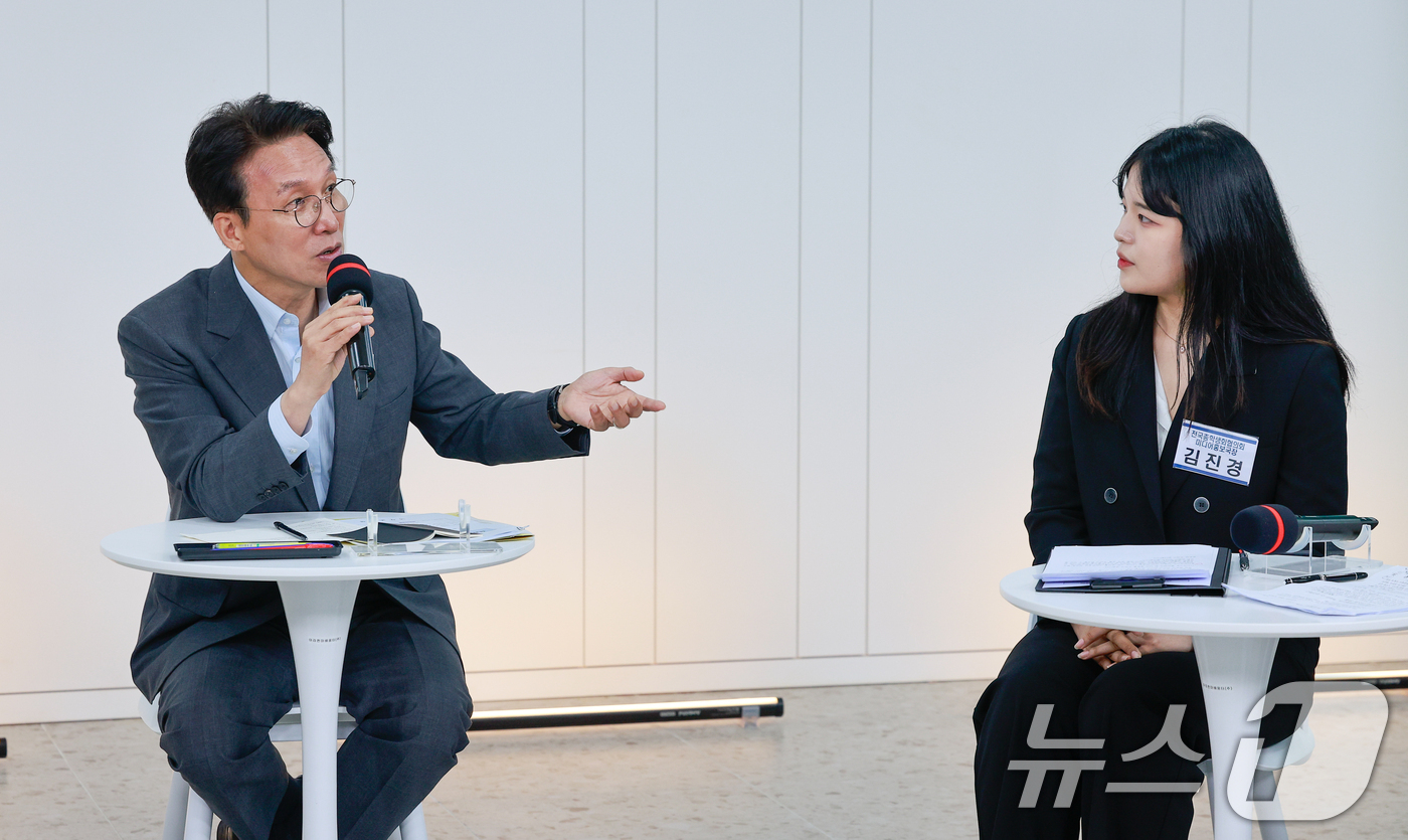 (서울=뉴스1) 안은나 기자 = 김민석 국무총리가 21일 서울 송파구 한국체육대학교에서 열린 선관위 개혁 관련 시민 토론회에 참석해 김진경 전국총학생회협의회 미디어홍보국장의 질문에 …