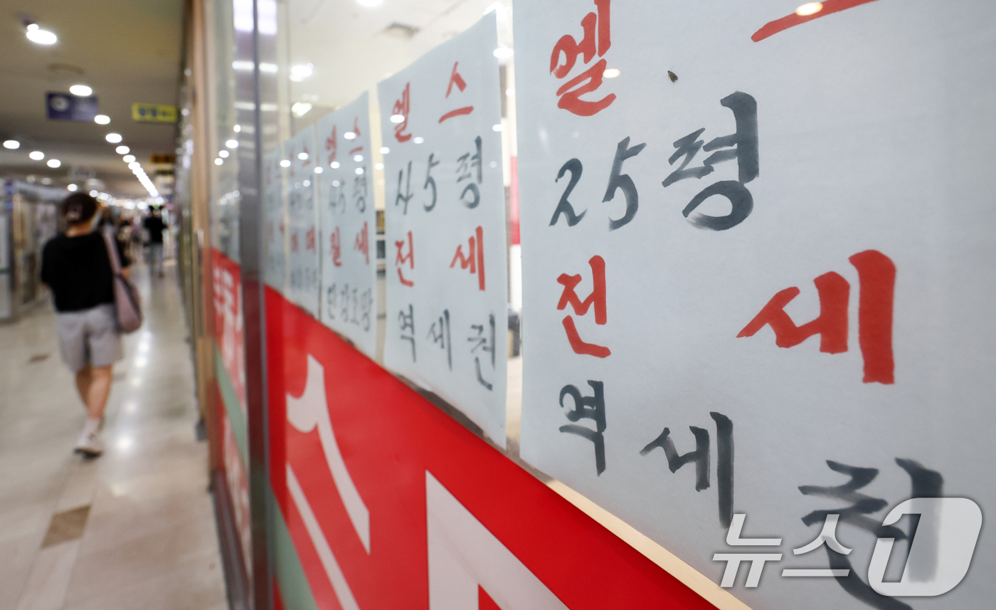 (서울=뉴스1) 최지환 기자 = 한국부동산원에 따르면 올해 5월 서울 아파트 평균 전셋값은 6억 1372만 원으로 지난해 5월 5억 7199만 원과 대비 4173만 원 상승했다. …