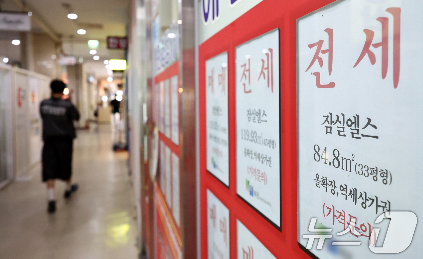 (서울=뉴스1) 최지환 기자 = 한국부동산원에 따르면 올해 5월 서울 아파트 평균 전셋값은 6억 1372만 원으로 지난해 5월 5억 7199만 원과 대비 4173만 원 상승했다. …