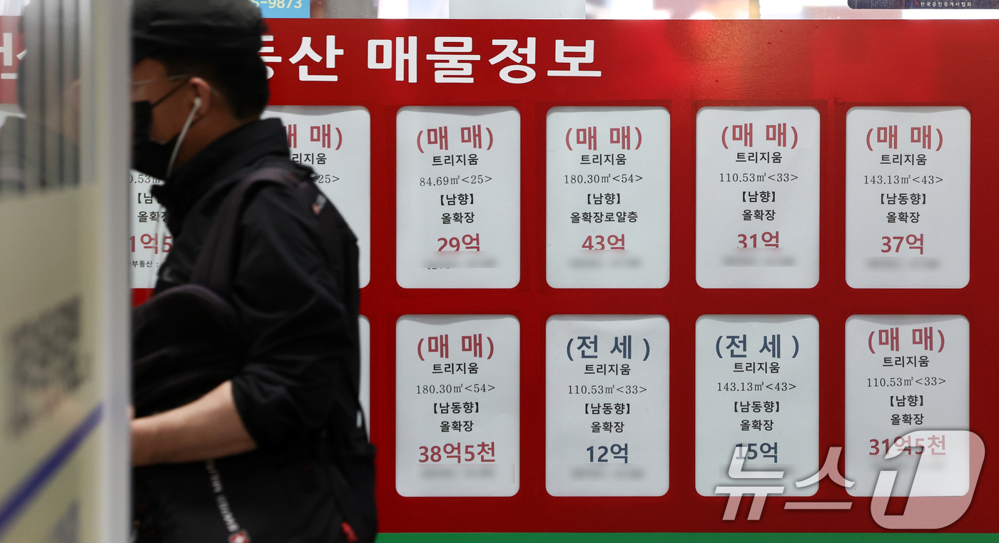(서울=뉴스1) 최지환 기자 = 한국부동산원에 따르면 올해 5월 서울 아파트 평균 전셋값은 6억 1372만 원으로 지난해 5월 5억 7199만 원과 대비 4173만 원 상승했다. …