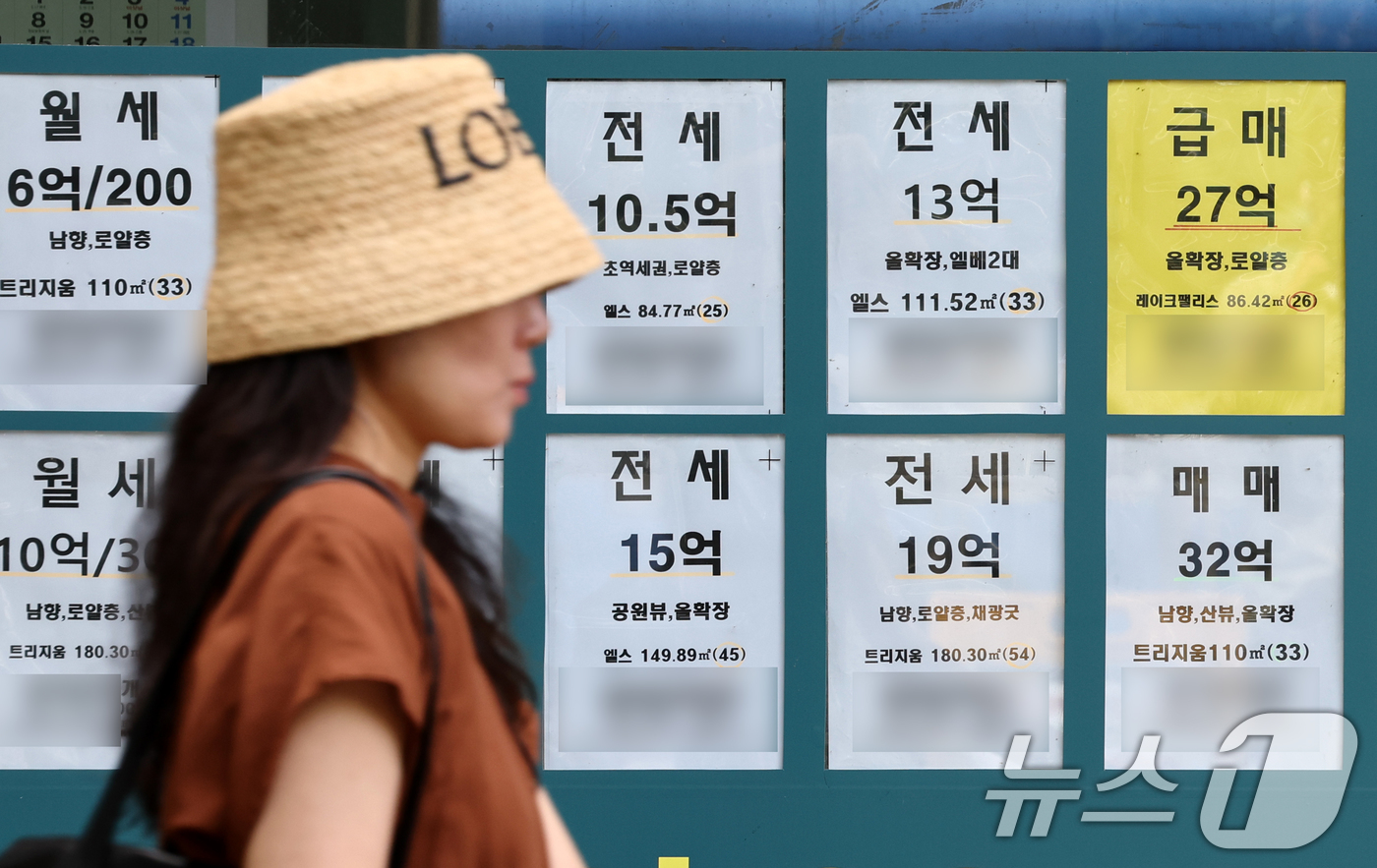 (서울=뉴스1) 최지환 기자 = 한국부동산원에 따르면 올해 5월 서울 아파트 평균 전셋값은 6억 1372만 원으로 지난해 5월 5억 7199만 원과 대비 4173만 원 상승했다. …