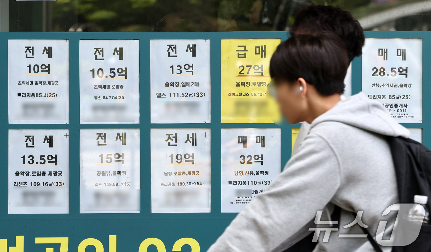 (서울=뉴스1) 최지환 기자 = 한국부동산원에 따르면 올해 5월 서울 아파트 평균 전셋값은 6억 1372만 원으로 지난해 5월 5억 7199만 원과 대비 4173만 원 상승했다. …